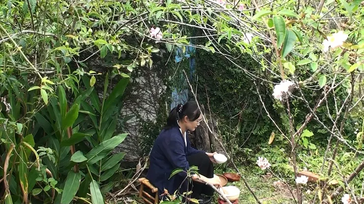 在自家桃花林下煮桃花粥