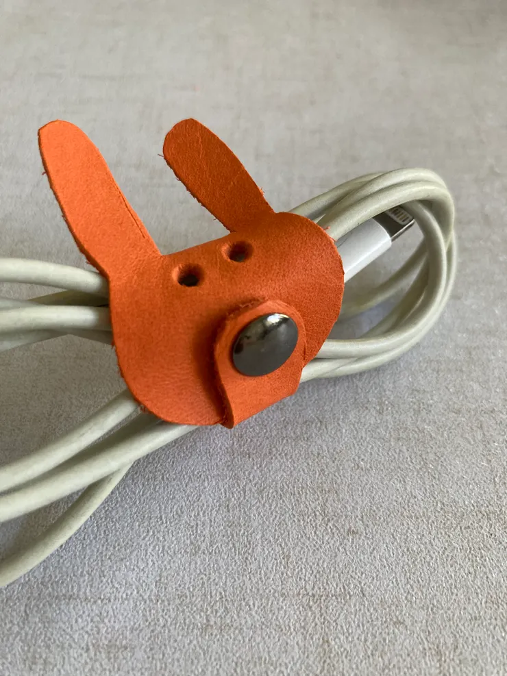 兔兔集線器用的皮革比較硬挺