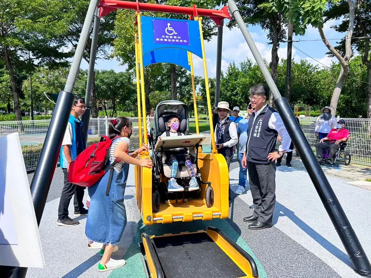20230913輪新公園輪椅盪秋千上參與公園友善獎項評審過程的子祐。