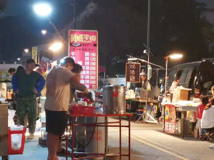 夜市尾牛排攤 / 資料來源:我自己