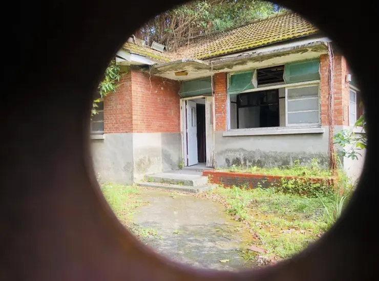 從腐朽的門把洞口往內照 | 新北市中和太武山莊 | 拍攝: Ching/慶