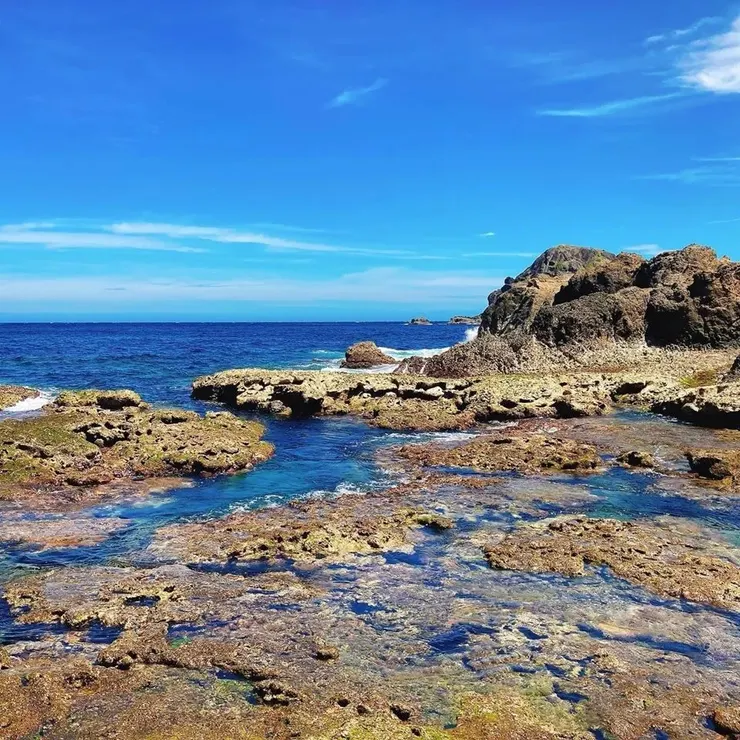 珊瑚礁岩是真的鋒利，我的夾腳拖都快報銷了(備註2)
