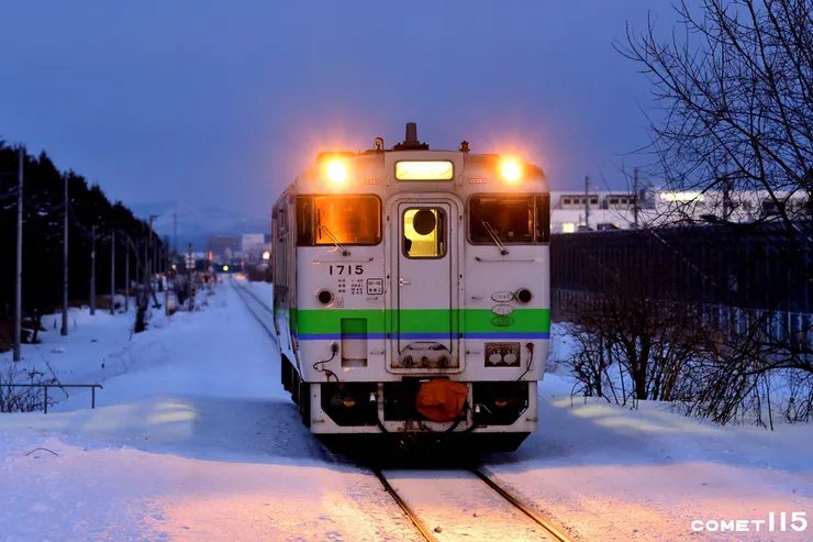 暖黃色的燈打在雪地上，為鄉間鐵道增添不少溫暖氛圍
