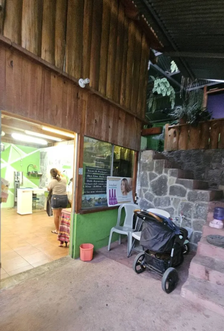 髮廊進門長這樣...左邊是吹頭髮跟美甲區...洗頭要走上二樓