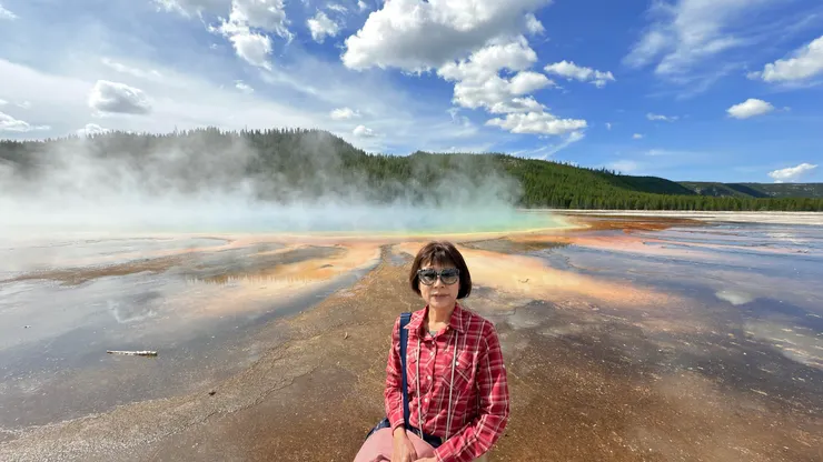 走到沒被煙霧遮擋的一側