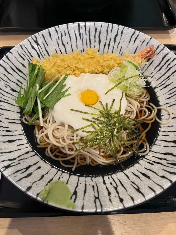 朋友推薦的拉麵!不太清楚那個白白的是什麼,我以為那是一顆蛋結果不是。吃起來沒味道稠稠的,朋友說是馬鈴薯泥,但我怎麼吃都覺得不像🤔