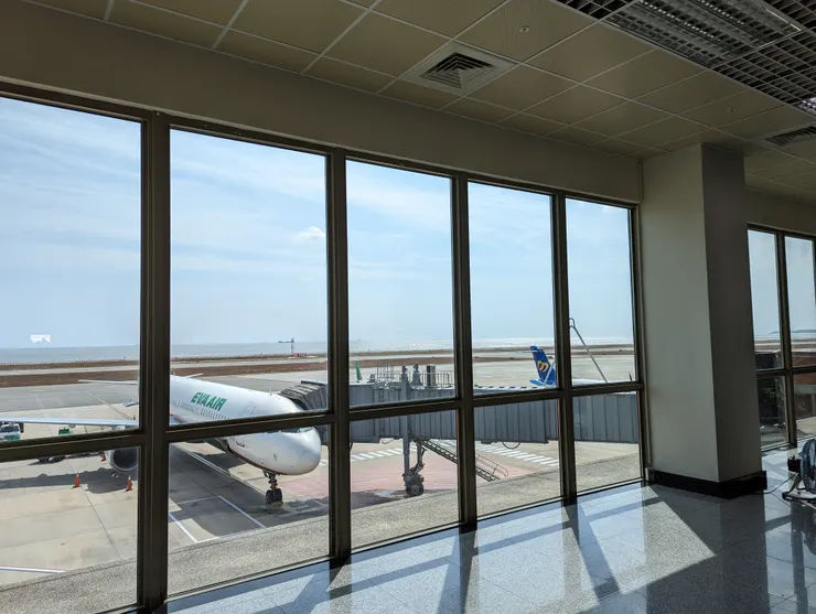 緊鄰一望無際的海