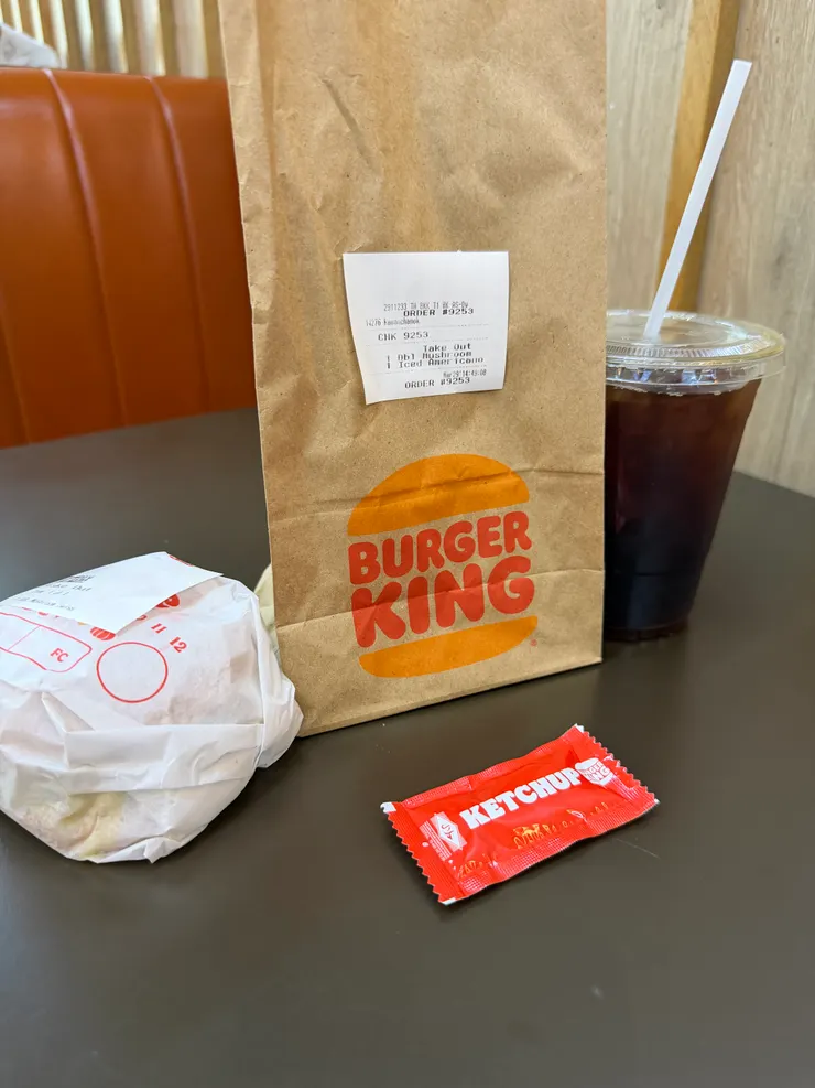 曼谷機場出境後價格大約與歐洲同步，一杯冰美式一個漢堡=345泰銖，這時候應該就有點不在意油價浮動了！有送一包蕃茄醬