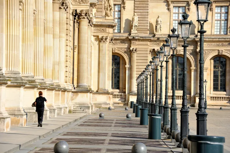 【收藏龐大時不我予且觀眾生百態 館前廳倒金字塔下徘徊頗不甘心─鬧中取靜】