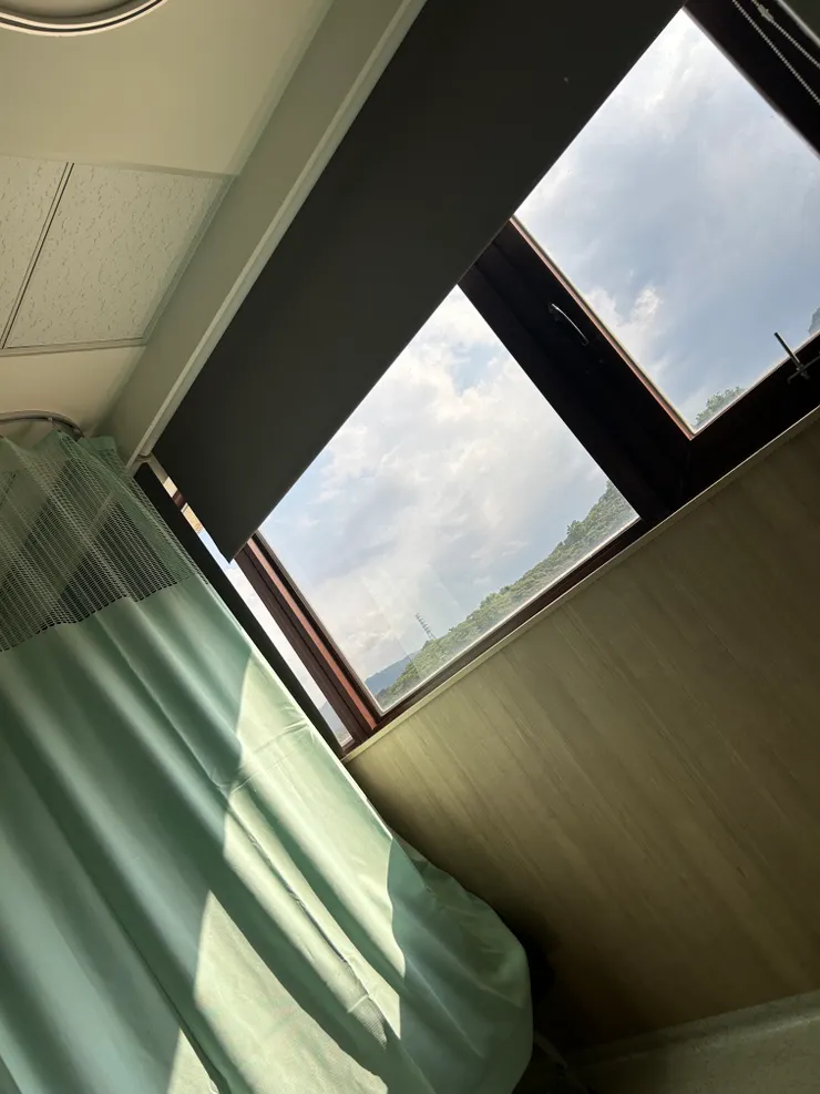 病房外的陽光灑落