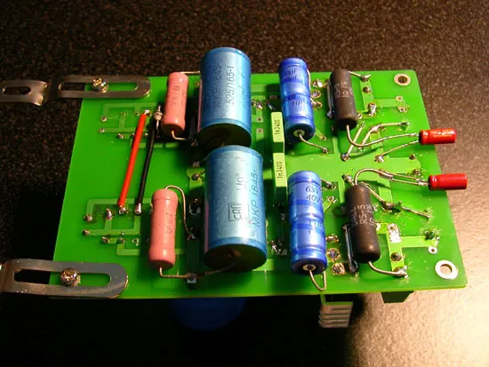 穩壓板背面,大多是 snubber 電路,220uF 的 BC118 電容是併在 LM317/LM337 輸出端