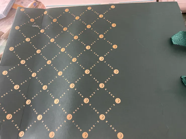 在家中翻找的美麗的手提紙袋子。