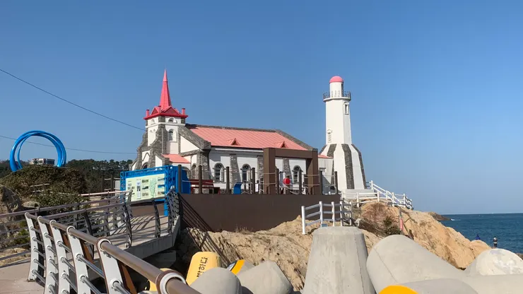 海邊的教堂也是隨便看都很漂亮。