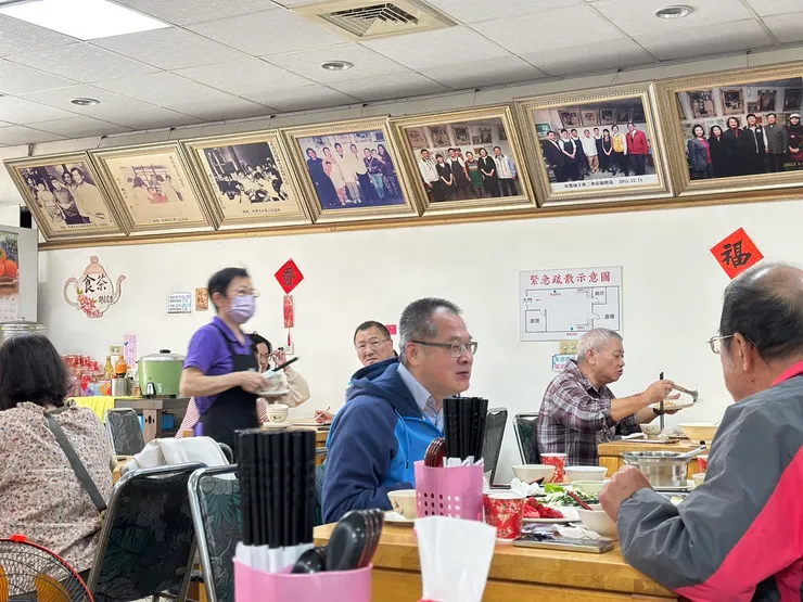 民國48年創立的日勝飲食，深受在地人喜愛，不到中午就坐無虛席