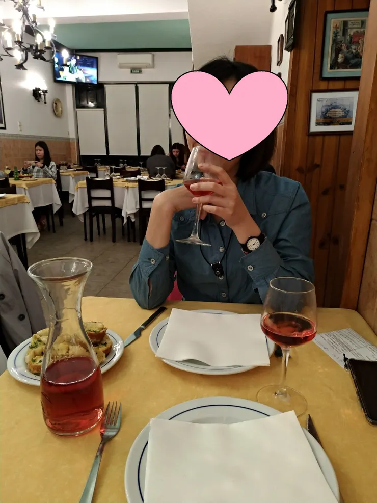 店內裝潢走葡式家庭餐廳風格，沒有什麼華麗的裝潢，但用餐時間高朋滿座，若不想排隊可以避開用餐尖峰時間過來