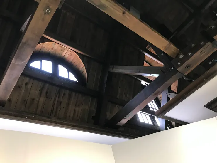 從內拍攝老虎窗，木架構屋頂好美麗