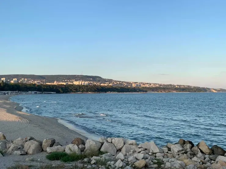 海水的顏色較深