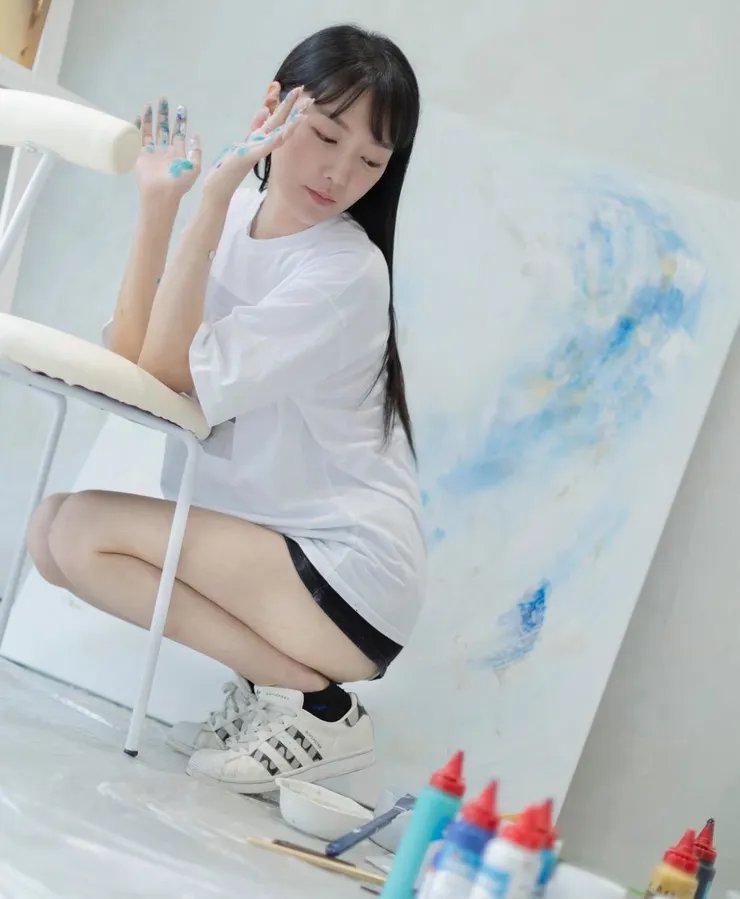 YUWEI宇崴的畫風時而甜美、時而暗黑，卻始終蘊含女性成長歷程中的掙扎與蛻變。yw_space_out_art/提供