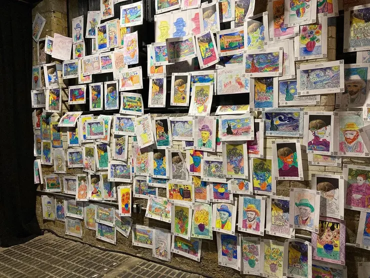 現場提供上色紙，讓你替梵高的畫上色