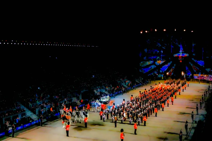 皇室的馬車繞行廣場一圈