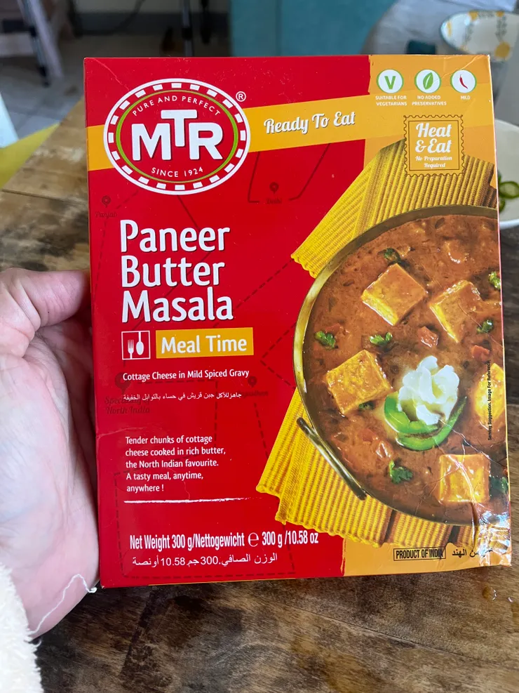 ChatGpt簡介：Paneer Butter Masala（奶油馬薩拉起司咖哩）。它的主要成分包括 Paneer（印度起司）、番茄、奶油（Butter）、腰果醬、奶油醬（Malai）和香料，屬於北印度風味，以濃郁的番茄奶油醬為基底，帶有些許甜味與溫和的香料氣息。 這道咖哩的口感滑順濃郁，帶有番茄的酸甜與奶油的香醇，通常搭配 Naan（印度烤餅）或米飯食用，是許多印度餐廳的經典素食咖哩之一。