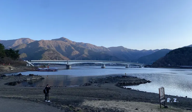 大池公園一景,朝陽剛射向山巒 ([陳傳義]拍攝)