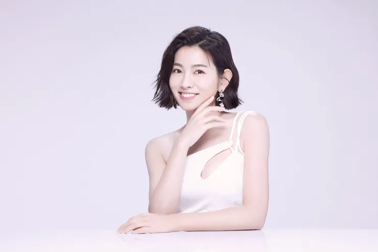 圖說：米可白接下女性保養品牌魅后人氣產品「魅力姬」與「美妍姬」雙代言，親曝保養祕訣。（資料來源：魅后）