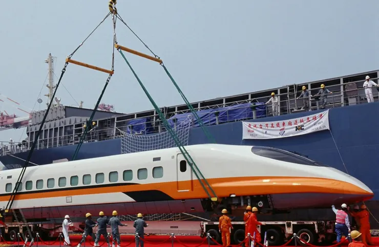 圖15 2004年5月，首組高鐵700T型列車自日本運抵高雄港 檔號：A325000000E/0092/2037/1