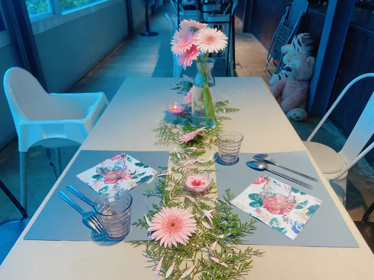 桌上的非洲菊 像是餐桌上的太陽 無比耀眼