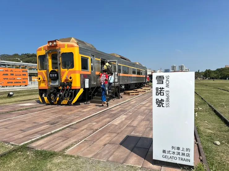 位於大草皮上的雪諾號，生意很好