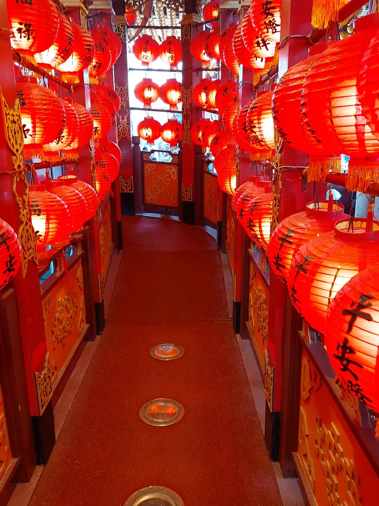 這個走道走進去,不能回頭看,經詢問,意指將一年不好的一切介由此橋經過而過去了