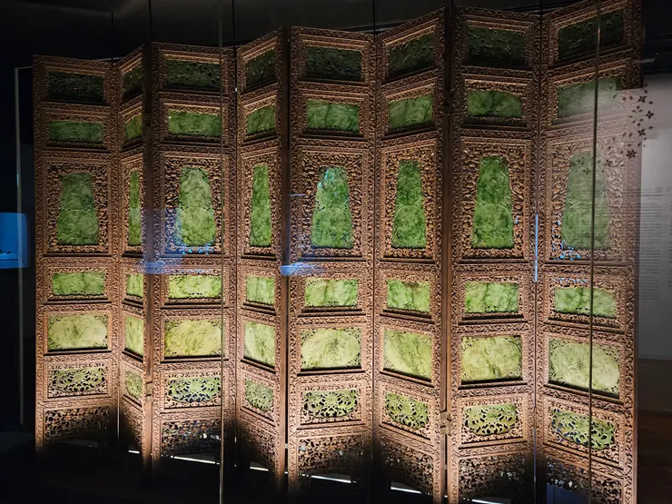 玉器展裡，特別喜愛這扇玉屏風。