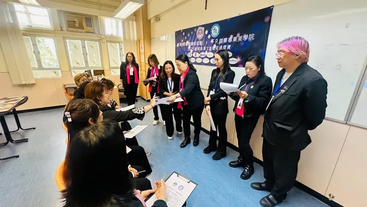 技術顧問鄒家祥先生(右一)和鄭紫薇女士(右二)與評審長和評審們開評審會議