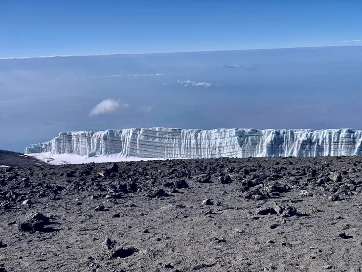 據說因為全球暖化作用，冰山的範圍越來越小。