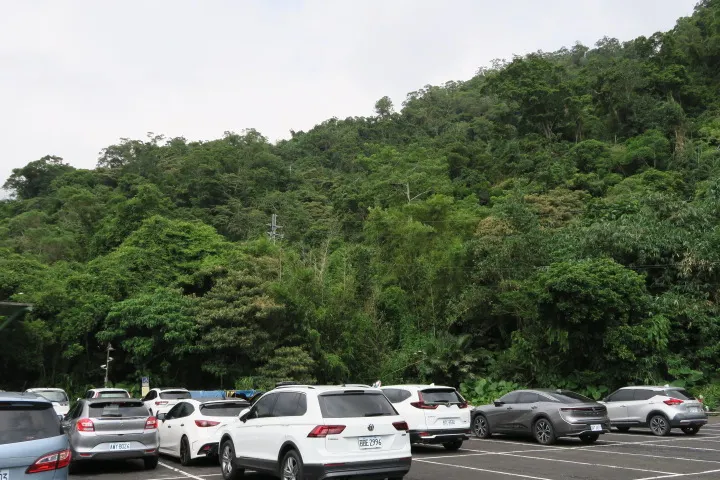 到了停車場