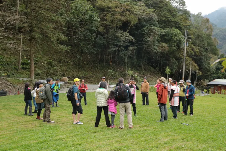 行前先依原住民禮法，進行入山儀式......不過怎麼有點像救國團的團康活動?