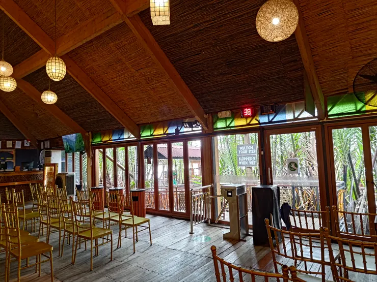 櫃臺右邊是等候叫號區