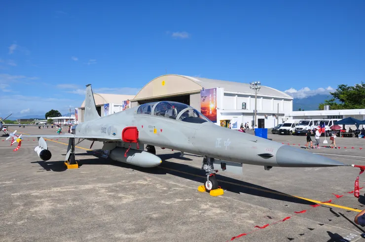 中華民國空軍的F-5F，明顯可見機首右側的衝壓進氣口，並非機砲。另外此機採用F-20的鯊魚機鼻。