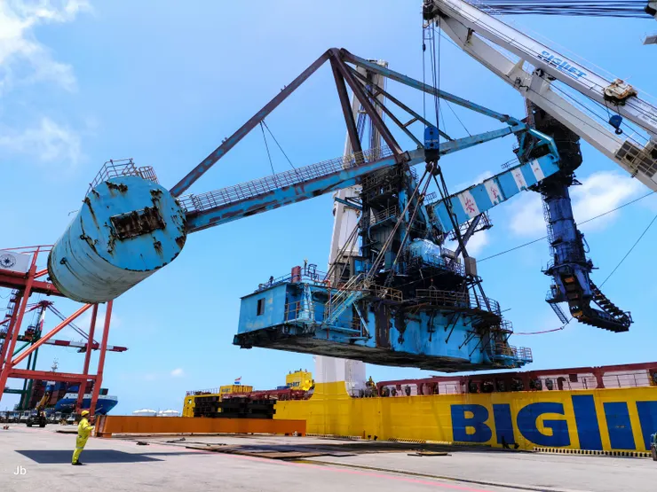 【緩緩將卸煤機移向碼頭】