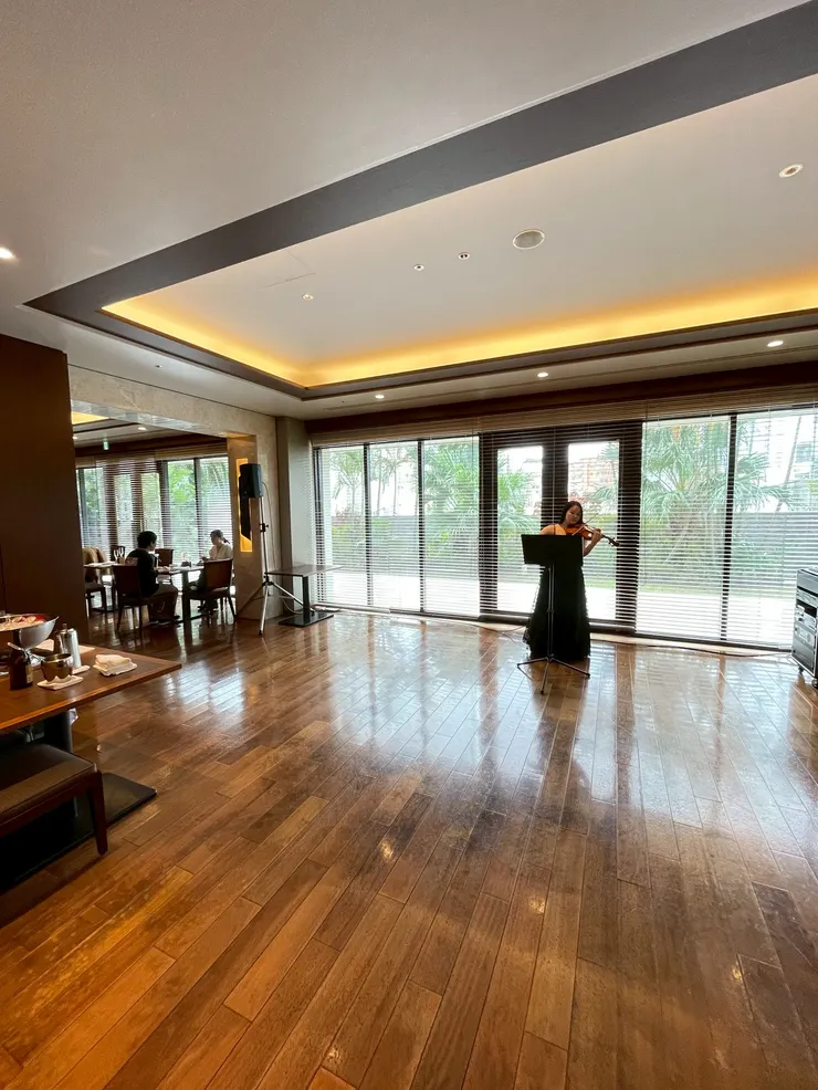 餐廳大片的通透落地窗引入充足的自然光，搭配溫暖的木質調裝潢。最驚豔的是，週末還會有小提琴現場演奏。