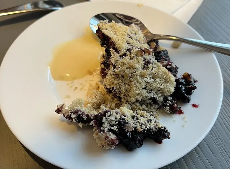 午餐吃到飽的藍莓派 + 煉乳。看起來爛爛的但其實很好吃。