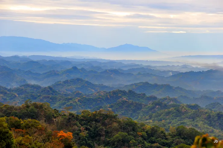 繼續前行，途中所見遠方山景。