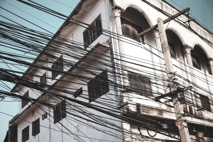 東南亞街頭隨處可見密密麻麻的電線，每當跳電維修時，竟然找得到