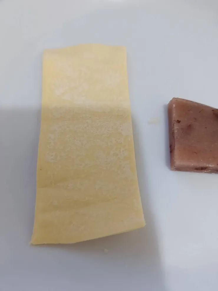 方形起酥皮可以切成三條