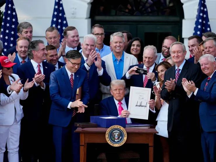 （川普簽署One Big Beautiful Bill，來源：WSJ）