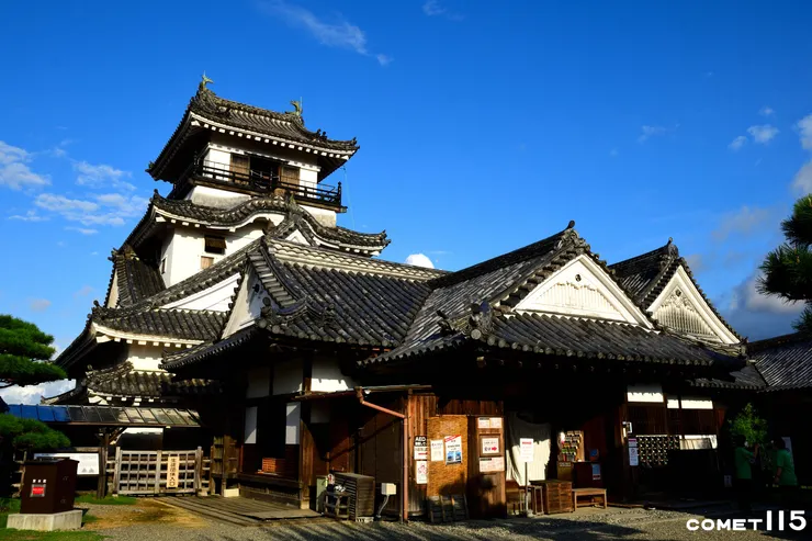 高知城天守閣周圍保存了前方的本丸御殿等建築群，是日本所有古城中完整度最高的