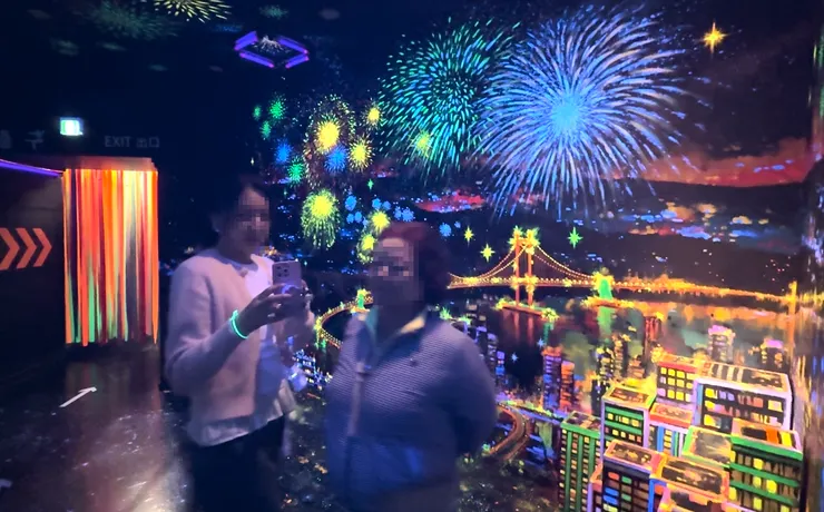 下釜山塔時,還會經過一些有光影裝置的房間。