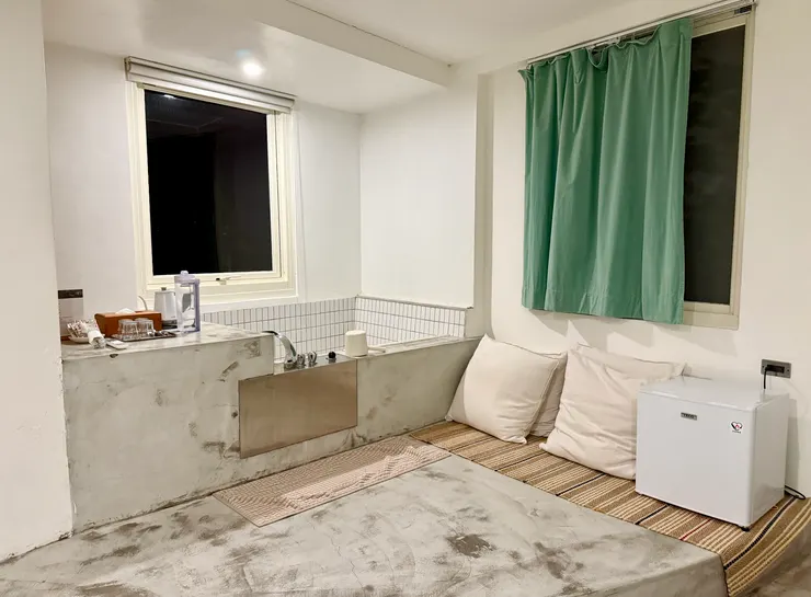 夜晚的窗戶看出去只剩少許燈光點綴，決定明天早上再來好好欣賞窗外景色