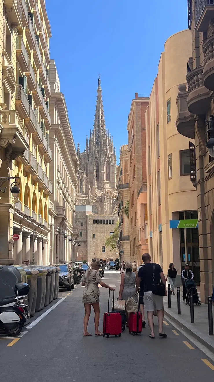 從小巷看到主座教堂