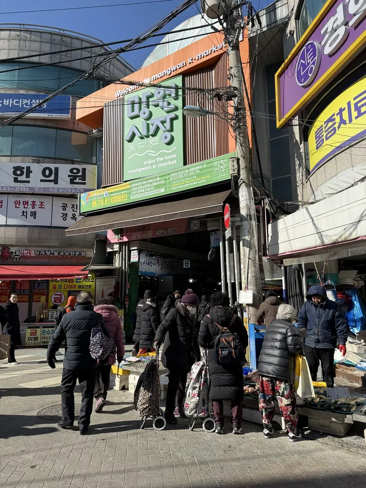 走著走著 看到這個綠色的牌樓就表示望遠市場到了！